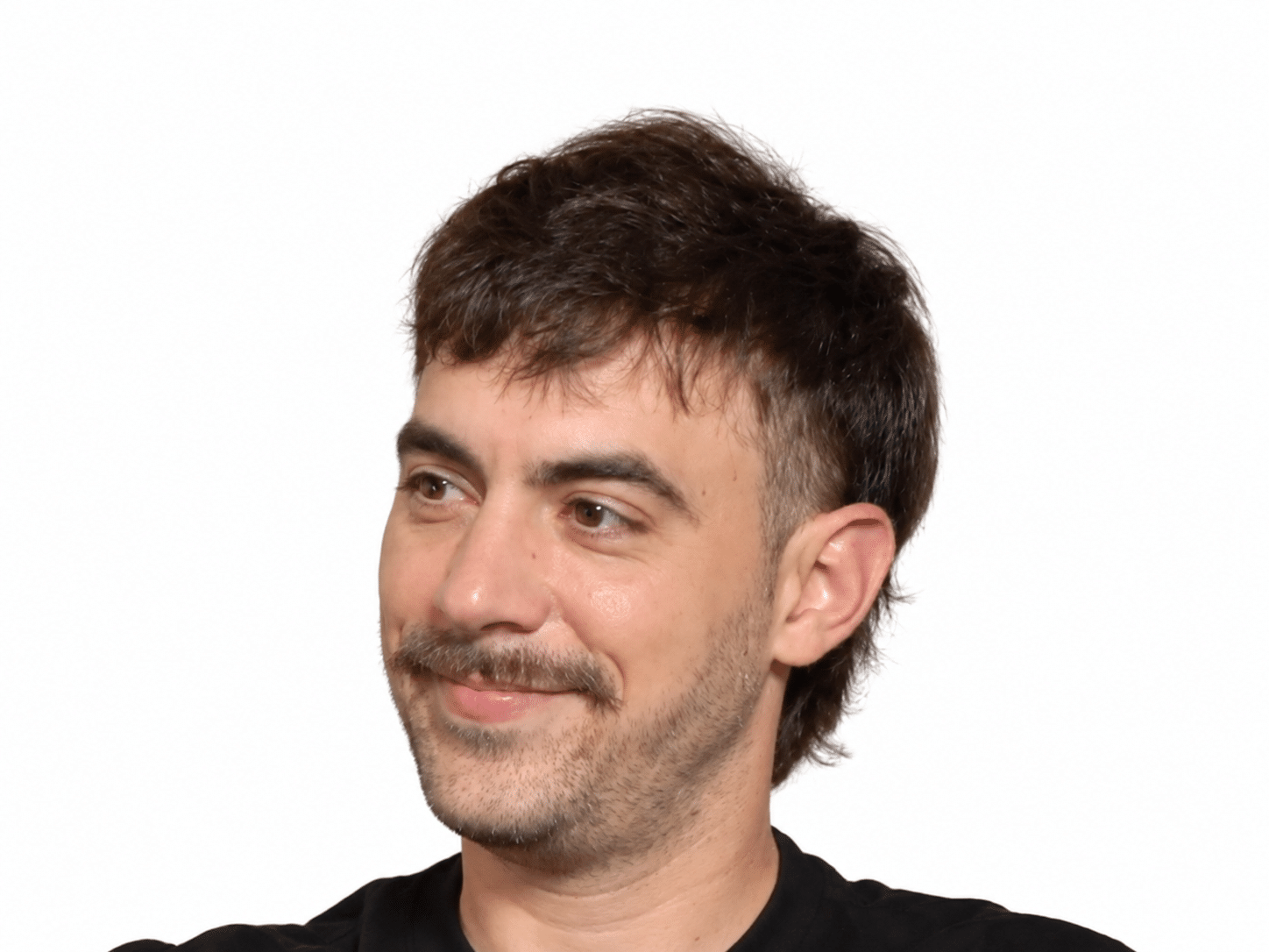 Retrato masculino con sonrisa sutil